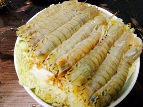 把皮皮虾也摆上去