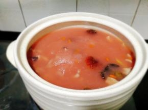 皮皮虾处理好了，汤也煲6，7分熟，小火