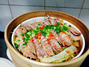 皮皮虾蒸好撒上辣椒，葱