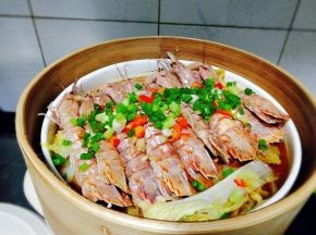 皮皮虾蒸好撒上辣椒，葱