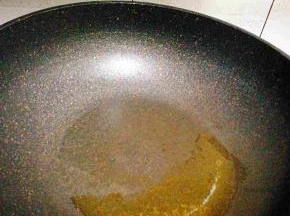 锅里放油