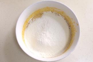 低筋面粉和泡打粉混合过筛入盆内。