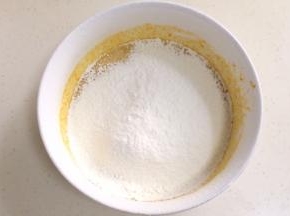低筋面粉和泡打粉混合过筛入盆内。