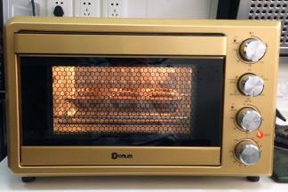 放入预热好的东菱DL-K40PLUS烤箱中下层，上火160度，下火145度，约15分钟。（烘烤温度和时间请按各自烤箱情况来作出调整）