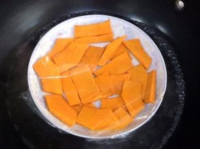 把切好的南瓜上锅蒸煮至熟。