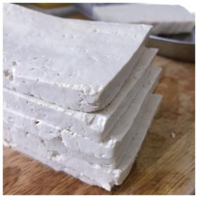 豆腐切厚度约0.8厘米左右的薄片，厚度要均匀