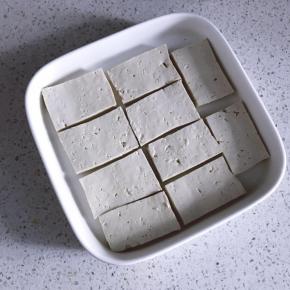 放在容器里晾干表面水分，或者用厨房纸吸干表面水分