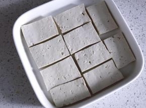 放在容器里晾干表面水分，或者用厨房纸吸干表面水分