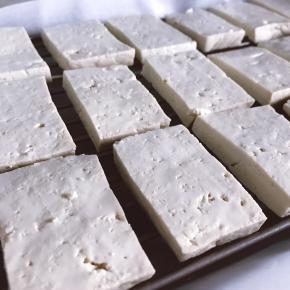 豆腐干摆放到烤网上