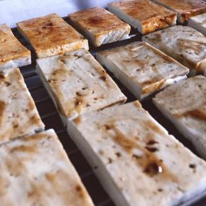 .表面刷一层酱汁。我调了辣和不辣两种酱汁。