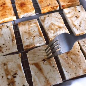 刷过一遍后用叉子在豆腐表面扎小洞后，再次刷一遍酱汁。