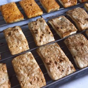 放入预热好的烤箱，热风模式，160度20分钟后取出