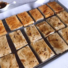 翻面，刷酱汁，继续烤20分钟左右至表面略干状态即可。