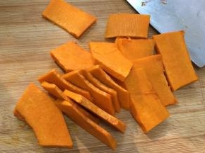 南瓜去皮切片状。