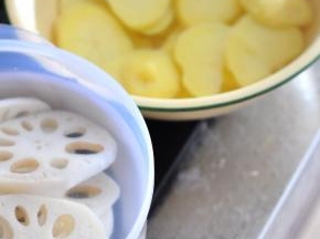 莲菜和土豆切片，放入锅中煮至六成熟，捞出后放入冰水中浸泡。