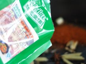 锅中倒油，放入葱、姜、蒜、花椒、大料、麻辣香锅调料。