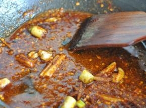 将底料翻炒均匀，把粉末全部炒湿。