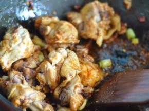 加入鸡腿翻炒均匀，均匀裹上调料。