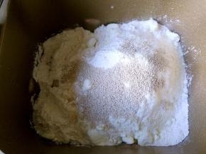 除椰蓉馅外，所有原料放入面包机，启动揉面