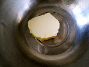 揉面时开始准备椰蓉馅，取50克黄油放盆中