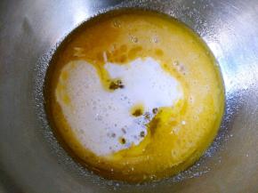 加入白糖、牛奶和蛋液