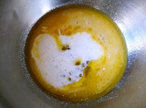 加入白糖、牛奶和蛋液