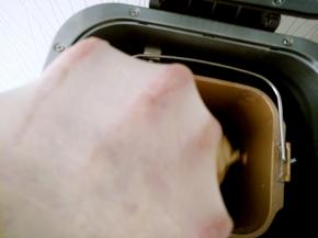 面团揉至出薄膜