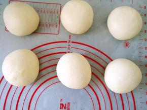将面团平均分成6份，滚圆