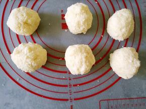 从冰箱取出椰蓉馅，平均分成6份，滚圆