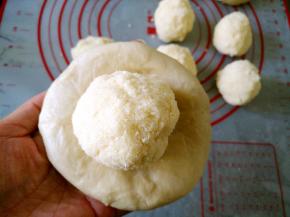 将椰蓉馅包入面团中