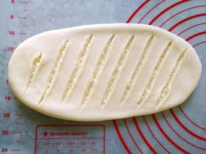 用刀片在面片上划几道，不要划透