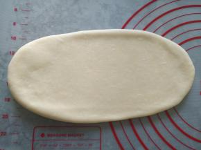 用擀面杖擀成长椭圆形