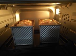 放入预热好的烤箱最下层上火130度下火150度，烘烤40分钟