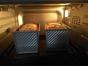放入预热好的烤箱最下层上火130度下火150度，烘烤40分钟