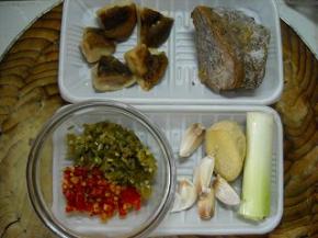 准备好香菇、五香熟牛肉、青红剁椒、大葱、生姜、蒜。