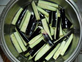 准备好紫茄子。 茄子洗净、切粗条；用冷水浸泡10分钟。