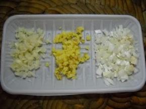 葱姜蒜切细粒。