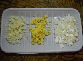 葱姜蒜切细粒。