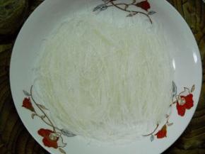 粉丝泡发，放在碗中。