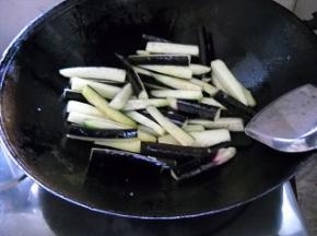 茄子入油锅煎软。