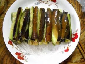 煎好的茄子放在粉丝上。