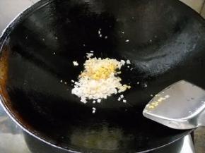 锅中余油，爆香葱姜蒜。