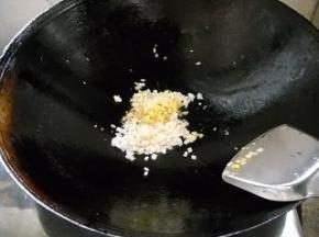 锅中余油，爆香葱姜蒜。