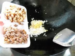 倒入牛肉、香菇翻炒。