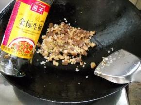 加入生抽，炒匀。
