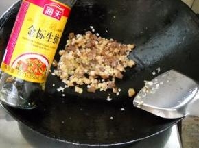 加入生抽，炒匀。