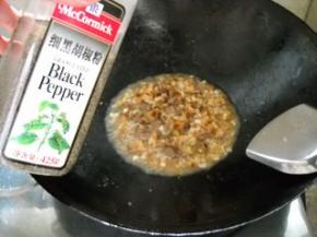 倒一勺高汤焖2分钟；加入黑胡椒粉。