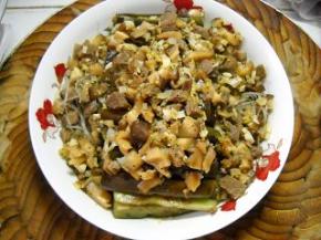 炒好的牛肉、香菇盛起，倒在茄子上。