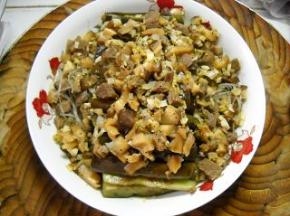 炒好的牛肉、香菇盛起，倒在茄子上。