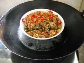 入开水锅中，隔水蒸20分钟。